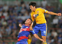 【明治安田Ｊ１ ２ｎｄ 第2節 甲府vs仙台】激しい競り合いを見せるバレー（甲府）と渡部　博文（仙台）（5/8）