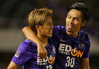 【明治安田Ｊ１ ２ｎｄ 第2節 広島vs松本】5点目を決めた柴﨑　晃誠（広島 #30）とアシストをした柏　好文（広島）（5/7）