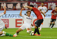 【明治安田Ｊ１ ２ｎｄ 第2節 鹿島vs清水】懸命にタックルを仕掛ける本田　拓也（清水）（6/8）