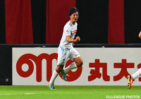 【明治安田Ｊ２ 第24節 札幌vs讃岐】打点の高いヘディングで先制点を決めた永田　亮太（讃岐）（1/3）