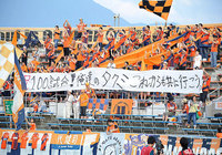 【明治安田Ｊ２ 第24節 愛媛vs水戸】今節でJ2・100試合出場となる村上巧選手を祝福する横断幕も掲げられた。（3/6）