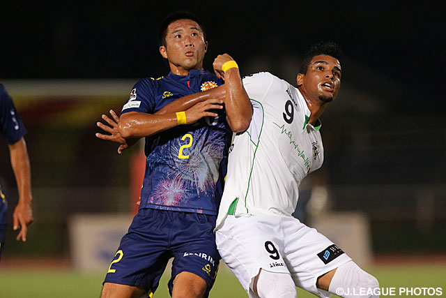 【明治安田Ｊ２ 第24節 北九州vs東京Ｖ】激しい競り合いを見せる宮本　亨（北九州）とアラン　ピニェイロ（東京Ｖ）（2/3）