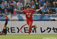 【明治安田Ｊ２ 第24節 横浜FCvs熊本】個人技から追加点を奪った嶋田　慎太郎（熊本）（2/3）