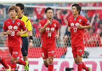 【明治安田Ｊ２ 第24節 横浜FCvs熊本】今季初先発で先制点を決め、期待に応えた岡本　賢明（熊本）（1/3）