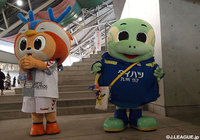 【明治安田Ｊ２ 第24節 大分vs長崎】両チームの人気マスコットが対面。かわいさの勝負は互角！（1/4）