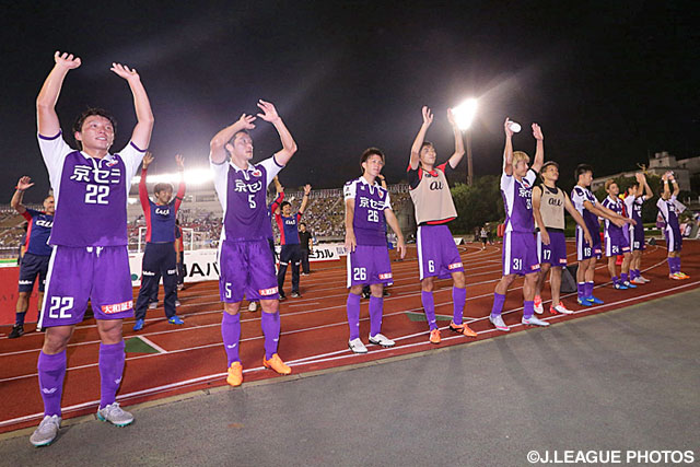 【明治安田Ｊ２ 第24節 京都vsＣ大阪】3試合ぶりの勝利をファン・サポーターを喜ぶ京都の選手たち（4/4）