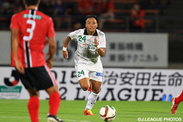 【明治安田Ｊ２ 第24節 金沢vs岐阜】同点ゴールにつながる強烈なシュートを放った難波　宏明（岐阜）（2/3）