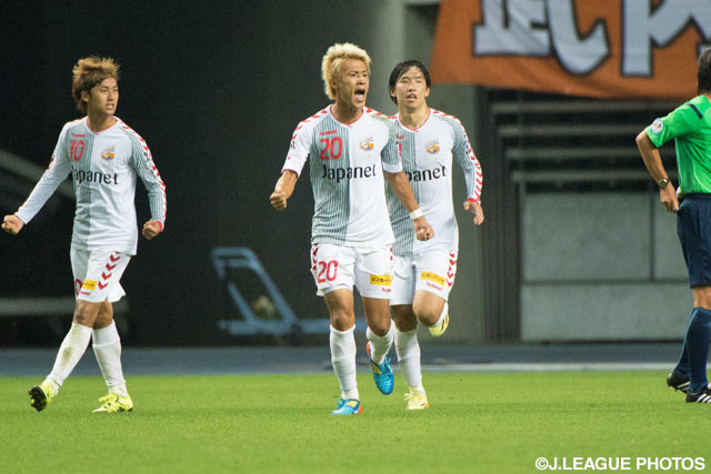 【明治安田Ｊ２ 第24節 大分vs長崎】第14節以来の得点となる同点ゴールを決めた黒木　聖仁（長崎）（3/4）