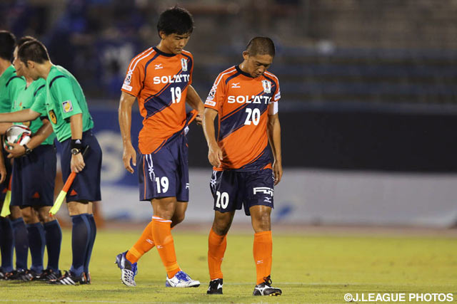 【明治安田Ｊ２ 第24節 愛媛vs水戸】連敗を喫し、肩を落とす渡辺　亮太（愛媛 #19）と河原　和寿（6/6）