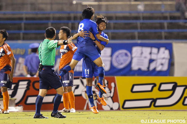 【明治安田Ｊ２ 第24節 愛媛vs水戸】豪快なボレーシュートでこの試合2点目を決めた三島　康平（水戸）（5/6）