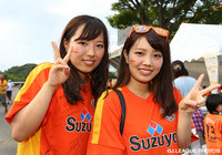 【明治安田Ｊ１ ２ｎｄ 第3節 清水vs名古屋】清水のグッズを着けてピースサインを見せるファン・サポーター（1/11）