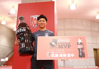 【明治安田Ｊ１ ２ｎｄ 第3節 浦和vs広島】６月度のコカ・コーラ月間ＭＶＰを受賞した武藤　雄樹（浦和）（3/22）