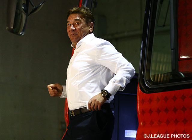 【明治安田Ｊ１ ２ｎｄ 第3節 浦和vs広島】ミハイロ　ペトロヴィッチ監督（浦和）は颯爽とバスを降りスタジアムへ向かった（5/22）