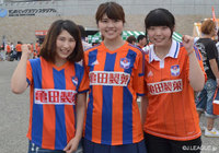 【明治安田Ｊ１ ２ｎｄ 第3節 新潟vs鳥栖】ユニフォームを着てポーズを見せる新潟の女性ファン・サポーター（1/7）