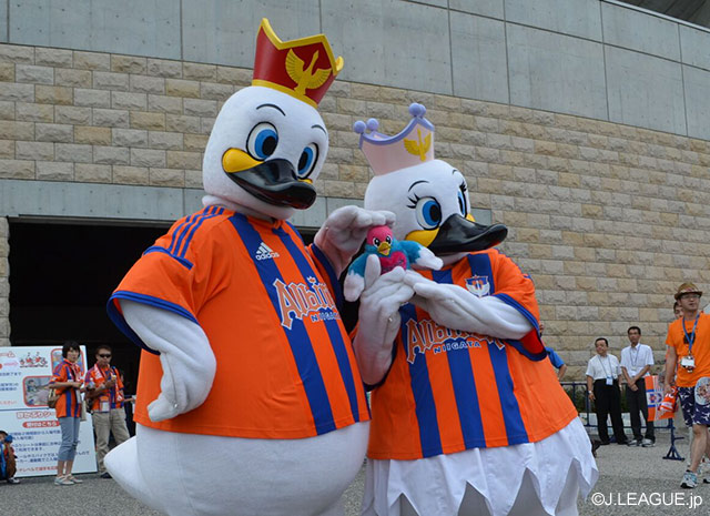 【明治安田Ｊ１ ２ｎｄ 第3節 新潟vs鳥栖】新潟のマスコット・アルビくんとスワンちゃんは鳥栖のマスコット・ウィントスのぬいぐるみを持ってニッコリ（2/7）