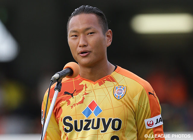 【明治安田Ｊ１ ２ｎｄ 第3節 清水vs名古屋】鄭　大世（清水）はファン・サポーターへ挨拶を行った（2/11）