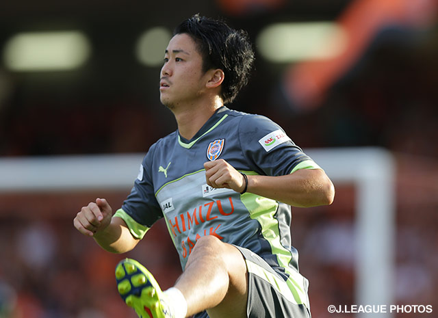 【明治安田Ｊ１ ２ｎｄ 第3節 清水vs名古屋】キックオフへ向けて入念にウォーミングアップを行っている大前　元紀（清水）（4/11）