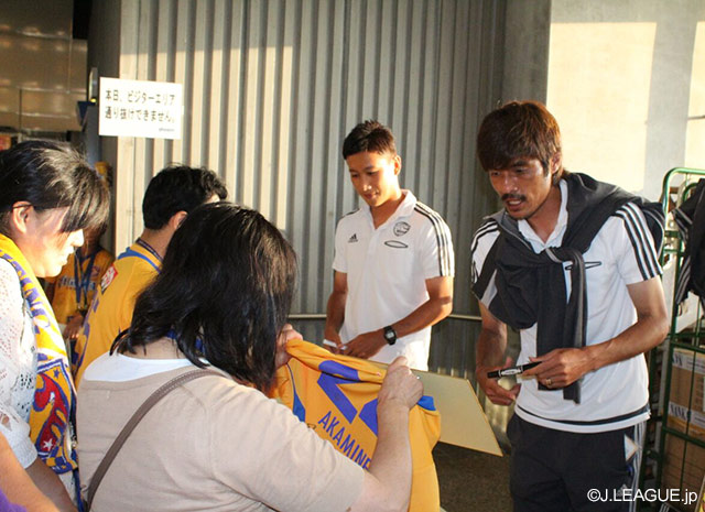 【明治安田Ｊ１ ２ｎｄ 第3節 仙台vs神戸】グッズ購入者向けの選手サイン会に上本　大海（仙台）と杉浦　恭平が登場（2/9）