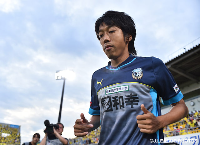 【明治安田Ｊ１ ２ｎｄ 第3節 柏vs川崎Ｆ】ピッチへ向かうウォーミングアップ前の中村　憲剛（川崎Ｆ）（2/9）