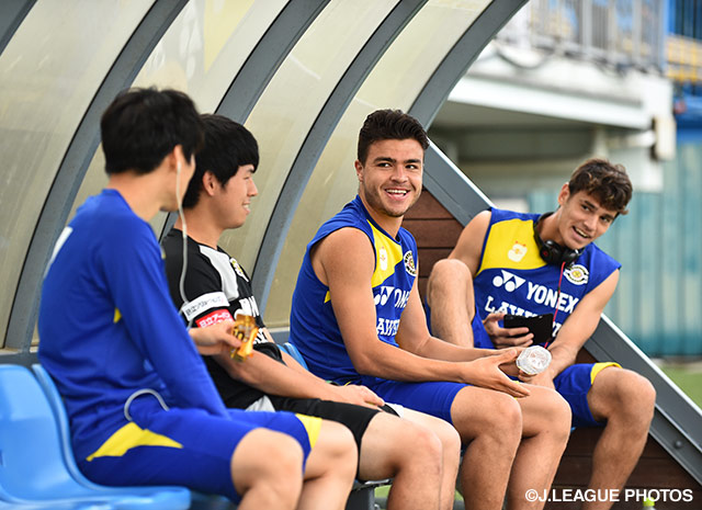 【明治安田Ｊ１ ２ｎｄ 第3節 柏vs川崎Ｆ】ベンチでリラックスした表情を見せるエドゥアルド（柏）とクリスティアーノ（3/9）