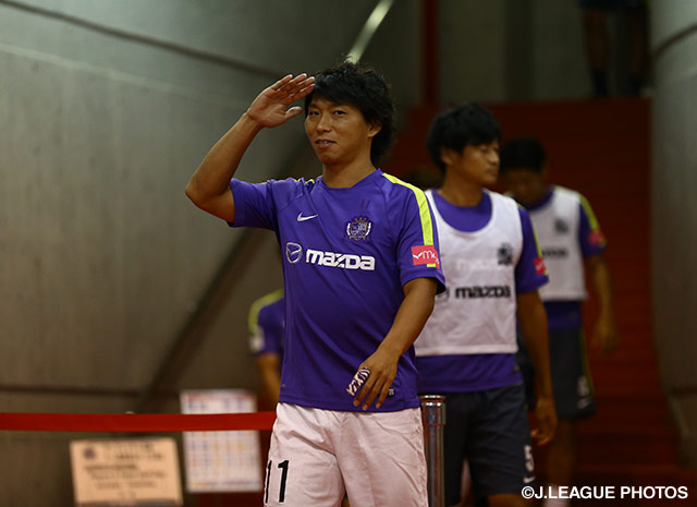 【明治安田Ｊ１ ２ｎｄ 第3節 浦和vs広島】キックオフへ向け、準備完了のようなしぐさを見せる佐藤　寿人（広島）（9/22）