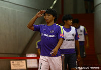 【明治安田Ｊ１ ２ｎｄ 第3節 浦和vs広島】キックオフへ向け、準備完了のようなしぐさを見せる佐藤　寿人（広島）（9/22）