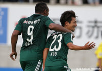 【明治安田Ｊ１ ２ｎｄ 第3節 松本vs鹿島】17分に先制ゴールを決め、オビナと喜ぶ工藤　浩平（松本）（1/9）