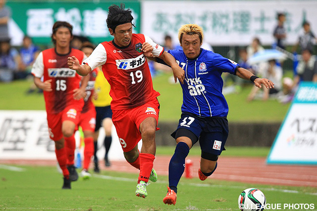 【明治安田Ｊ３ 第21節 富山vs相模原】激しく競り合う森（左／相模原）と北井（右／富山）（2／2）