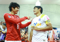【明治安田Ｊ１ ２ｎｄ 第3節 浦和vs広島】談笑する柏木　陽介（浦和）と青山　敏弘（広島）（10/22）