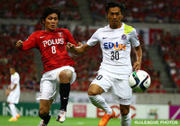 【明治安田Ｊ１ ２ｎｄ 第3節 浦和vs広島】柏木　陽介（浦和）と競り合う柴崎　晃誠（広島）（12/22）