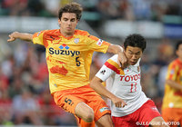 【明治安田Ｊ１ ２ｎｄ 第3節 清水vs名古屋】ヤコヴィッチ（清水）と永井　謙佑（名古屋）が激しく競り合う（6/11）