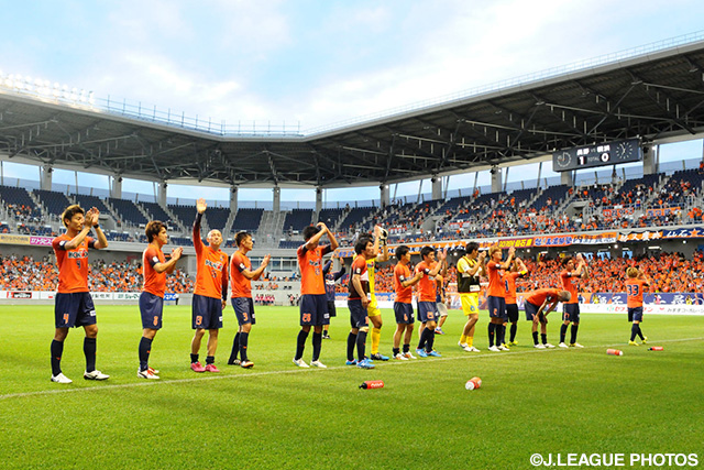 【明治安田Ｊ３ 第21節 長野vsYS横浜】試合後にファン・サポーターと勝利の喜びを分かち合う長野の選手達（２／２）