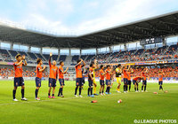 【明治安田Ｊ３ 第21節 長野vsYS横浜】試合後にファン・サポーターと勝利の喜びを分かち合う長野の選手達（２／２）