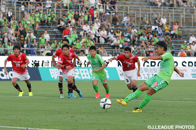 【明治安田Ｊ３ 第21節 鳥取vs盛岡】96分に決勝のPKを決めた畑田（鳥取）（２／２）