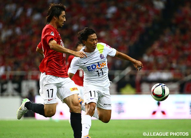 【明治安田Ｊ１ ２ｎｄ 第3節 浦和vs広島】佐藤　寿人（広島）は永田　充（浦和）と競り合いながらもゴールを狙う（14/22）