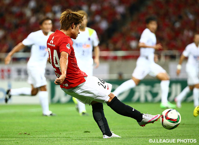 【明治安田Ｊ１ ２ｎｄ 第3節 浦和vs広島】ボールを蹴りこむ関根　貴大（浦和）（16/22）