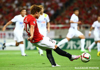 【明治安田Ｊ１ ２ｎｄ 第3節 浦和vs広島】ボールを蹴りこむ関根　貴大（浦和）（16/22）