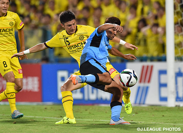 【明治安田Ｊ１ ２ｎｄ 第3節 柏vs川崎Ｆ】大久保　嘉人（川崎Ｆ）は武富　孝介（柏）と激しく競り合う（6/9）