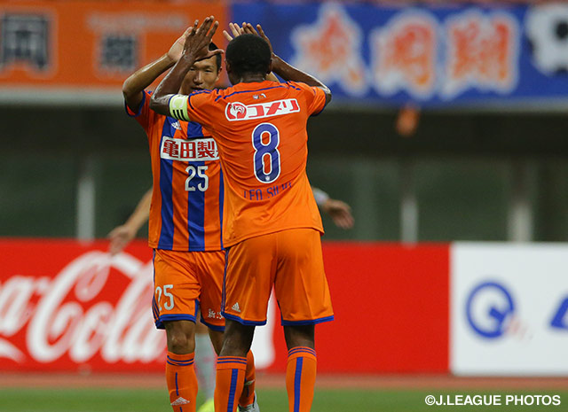 【明治安田Ｊ１ ２ｎｄ 第3節 新潟vs鳥栖】小泉　慶（新潟）の先制ゴールを喜ぶレオ　シルバ（3/7）