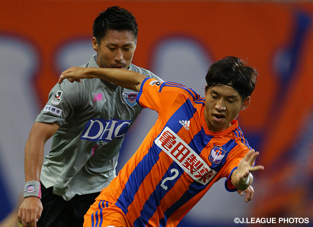 【明治安田Ｊ１ ２ｎｄ 第3節 新潟vs鳥栖】鳥栖のエース・豊田　陽平は大野　和成（新潟）と競り合う（5/7）