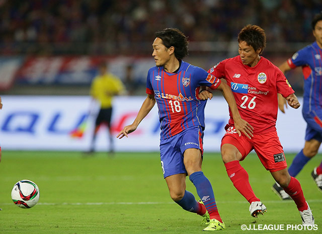 【明治安田Ｊ１ ２ｎｄ 第3節 FC東京vs山形】宇佐美　宏和（山形）のマークをくぐろうとする石川　直宏（FC東京）（3/5）