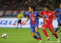 【明治安田Ｊ１ ２ｎｄ 第3節 FC東京vs山形】宇佐美　宏和（山形）のマークをくぐろうとする石川　直宏（FC東京）（3/5）