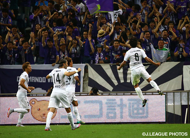 【明治安田Ｊ１ ２ｎｄ 第3節 浦和vs広島】青山　敏弘のゴールに喜び合う広島の選手たち（21/22）