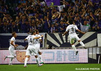 【明治安田Ｊ１ ２ｎｄ 第3節 浦和vs広島】青山　敏弘のゴールに喜び合う広島の選手たち（21/22）