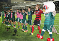 【明治安田Ｊ１ ２ｎｄ 第3節 松本vs鹿島】連敗を止め、ファンサポーターと勝利の喜びを分かち合う松本の選手たち（9/9）