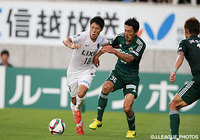  【明治安田Ｊ１ ２ｎｄ 第3節 松本vs鹿島】ボールを奪い合う赤﨑　秀平（鹿島）と安藤　淳（松本）（6/9）