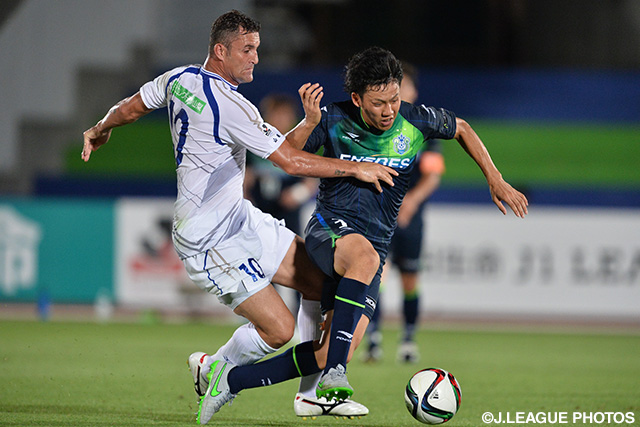 【明治安田Ｊ１ ２ｎｄ 第3節 湘南vs甲府】バレー（甲府）と激しく競り合う遠藤（湘南）（3／６）