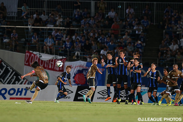  【明治安田Ｊ１ ２ｎｄ 第3節 Ｇ大阪vs横浜FM】試合終了間際の94分、中村（横浜FM）が起死回生の同点FKを叩き込む（横浜FM）（6/８）