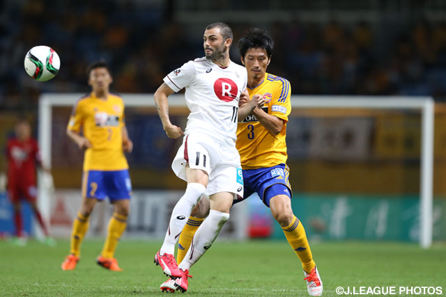 【明治安田Ｊ１ ２ｎｄ 第3節 仙台vs神戸】レアンドロ（神戸）をマークする渡部　博文（仙台）（6/9）