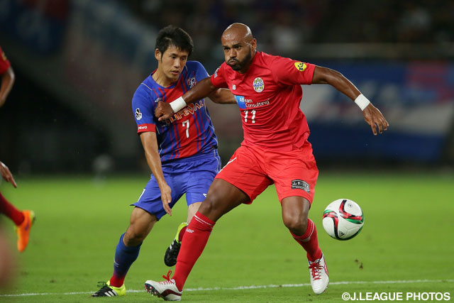 【明治安田Ｊ１ ２ｎｄ 第3節 FC東京vs山形】体格を活かしてボールをキープするディエゴ（山形）（4/5）